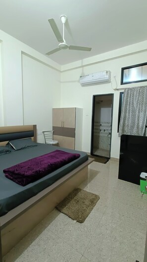 Deluxe Double Room | Desk - Hotel Deeksha (Mandla)