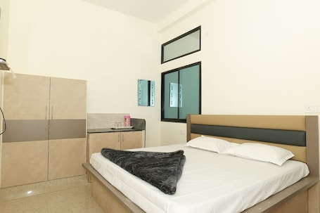 Deluxe-Doppelzimmer | Schreibtisch. Hotel Deeksha