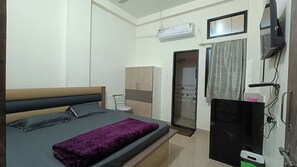 Double Room | Desk - Hotel Deeksha (Badi Khairi)