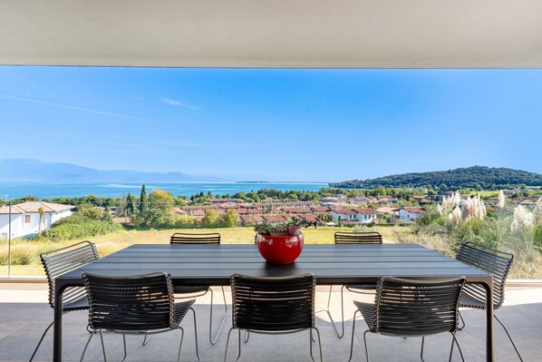 Outdoor dining - Vrbo Property (Padenghe sul Garda)