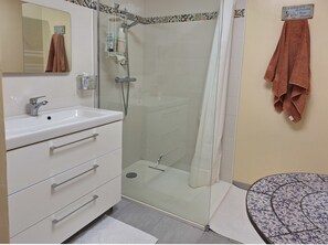 Shower, hair dryer, towels, soap - In the heart of the island, close to shops, traffic-free. (Saint-Pierre-d'Oléron)