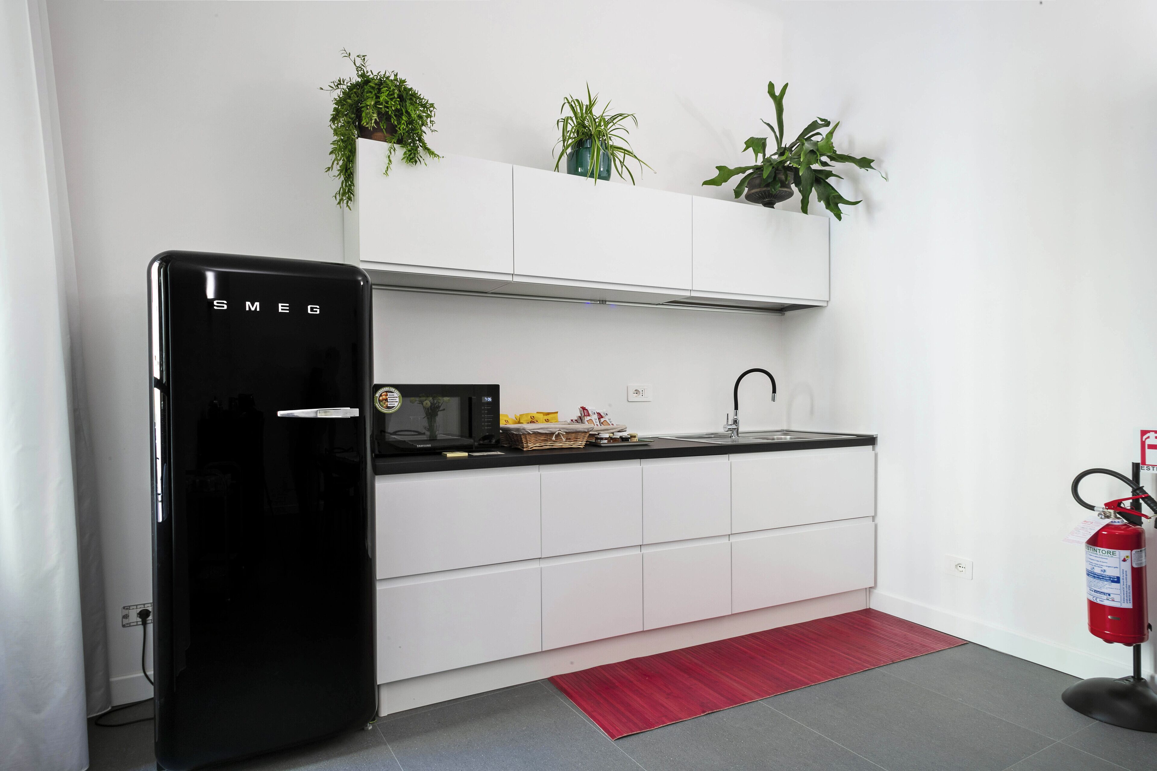 Refrigerador, microondas, cafetera y tetera y tetera eléctrica 