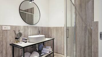 Doccia, asciugacapelli, bidet, asciugamani