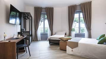 1 camera, una cassaforte in camera, una scrivania, ferro/asse da stiro