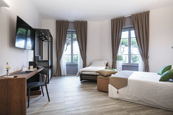 1 室のベッドルーム、セーフティボックス (室内)、デスク、アイロン / アイロン台