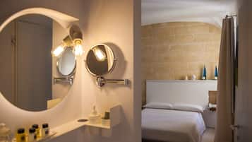 Douche, sĂšche-cheveux, serviettes fournies