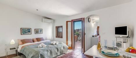Standard Studio, Sea View (Piccola Pigna - Terrazza Vista Mare) | Iron/ironing board, free WiFi, bed sheets