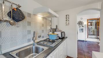 Studio – standard, sjøutsikt (Piccola Pigna - Terrazza Vista Mare) | Eget kjøkken | Kjøleskap, ovn, kokeplater og kaffetrakter/tekoker