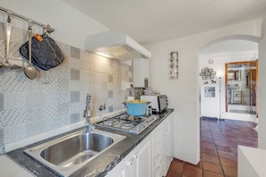 Geladeira, fogão, cooktop, cafeteira/chaleira