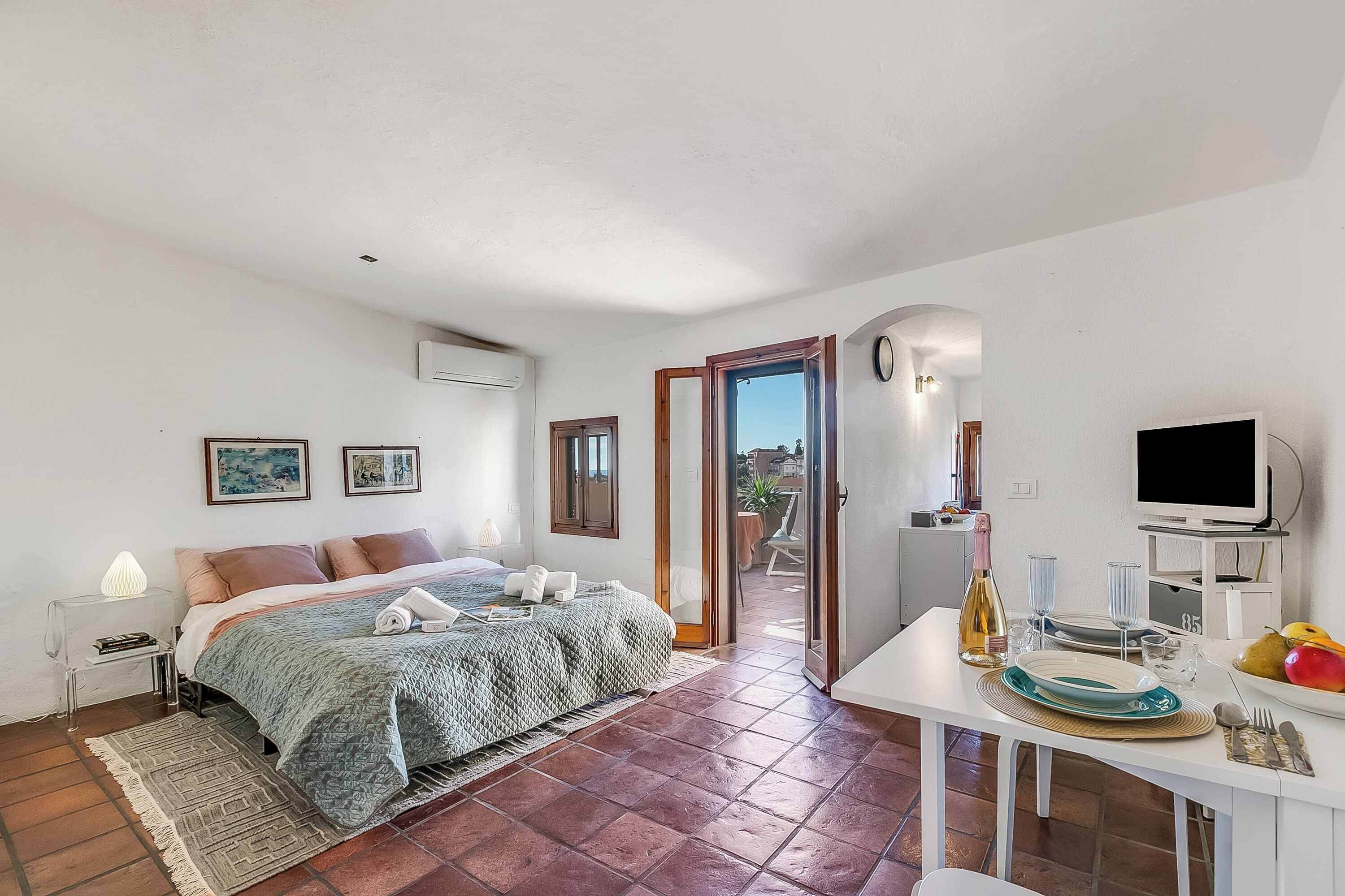 Standaard studio, uitzicht op zee (Piccola Pigna - Terrazza Vista Mare) | Een strijkplank/strijkijzer, gratis wifi, beddengoed