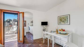 Studio Standard - havsutsikt (Piccola Pigna - Terrazza Vista Mare) | Vardagsrum | Tv