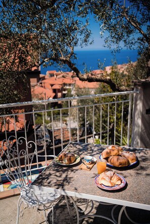 Outdoor dining - Vrbo Property (Campania)