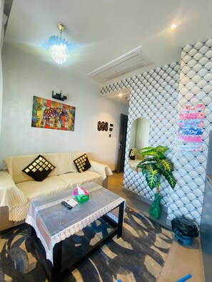 Luxury Studio Suite, City View | Living area