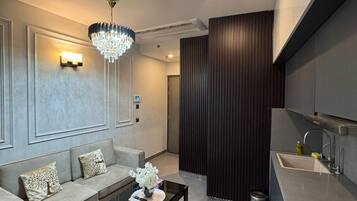 Suite Studio Luxe, vue ville | Coin séjour