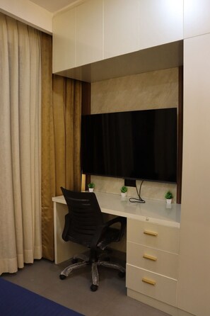 Luxury Studio Suite, City View | Interior