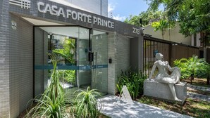 Un bâtiment moderne sur lequel on peut lire l’inscription « CASA FORTE PRINCE » et le numéro « 278 ».