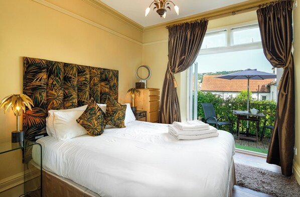 Iron/ironing board, Internet, bed sheets