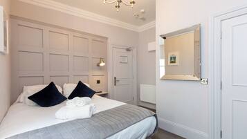 Fer et planche Ă repasser, accĂšs Internet, draps fournis