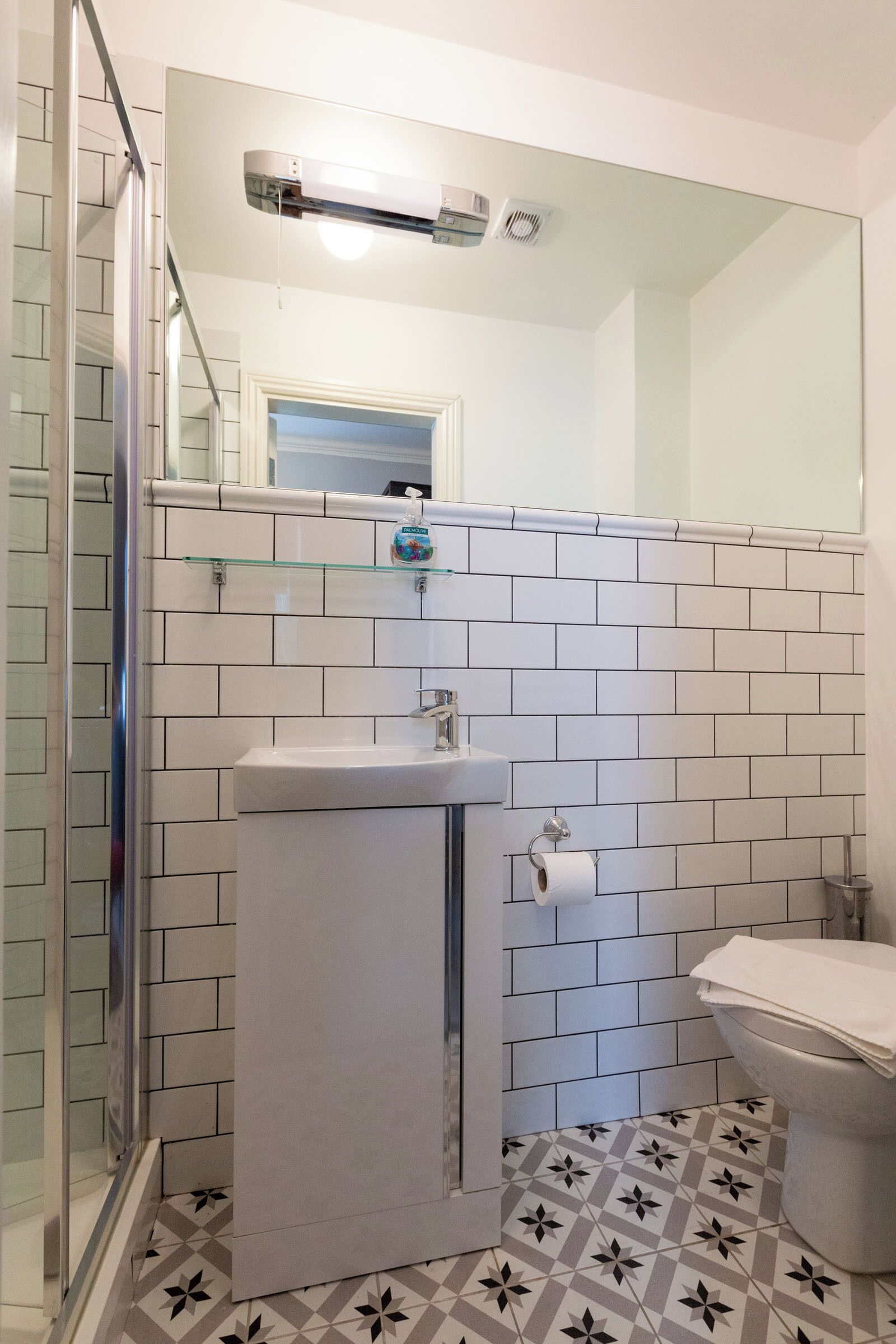 淋浴设施、吹风机、毛巾、肥皂