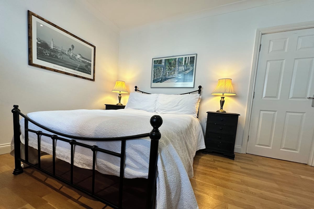 Luksushuoneisto | Työpöytä, kannettavalle tietokoneelle sopiva työtila, pimennysverhot