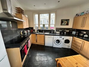 Full-sized fridge, microwave, oven, stovetop