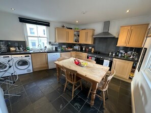 Full-sized fridge, microwave, oven, stovetop