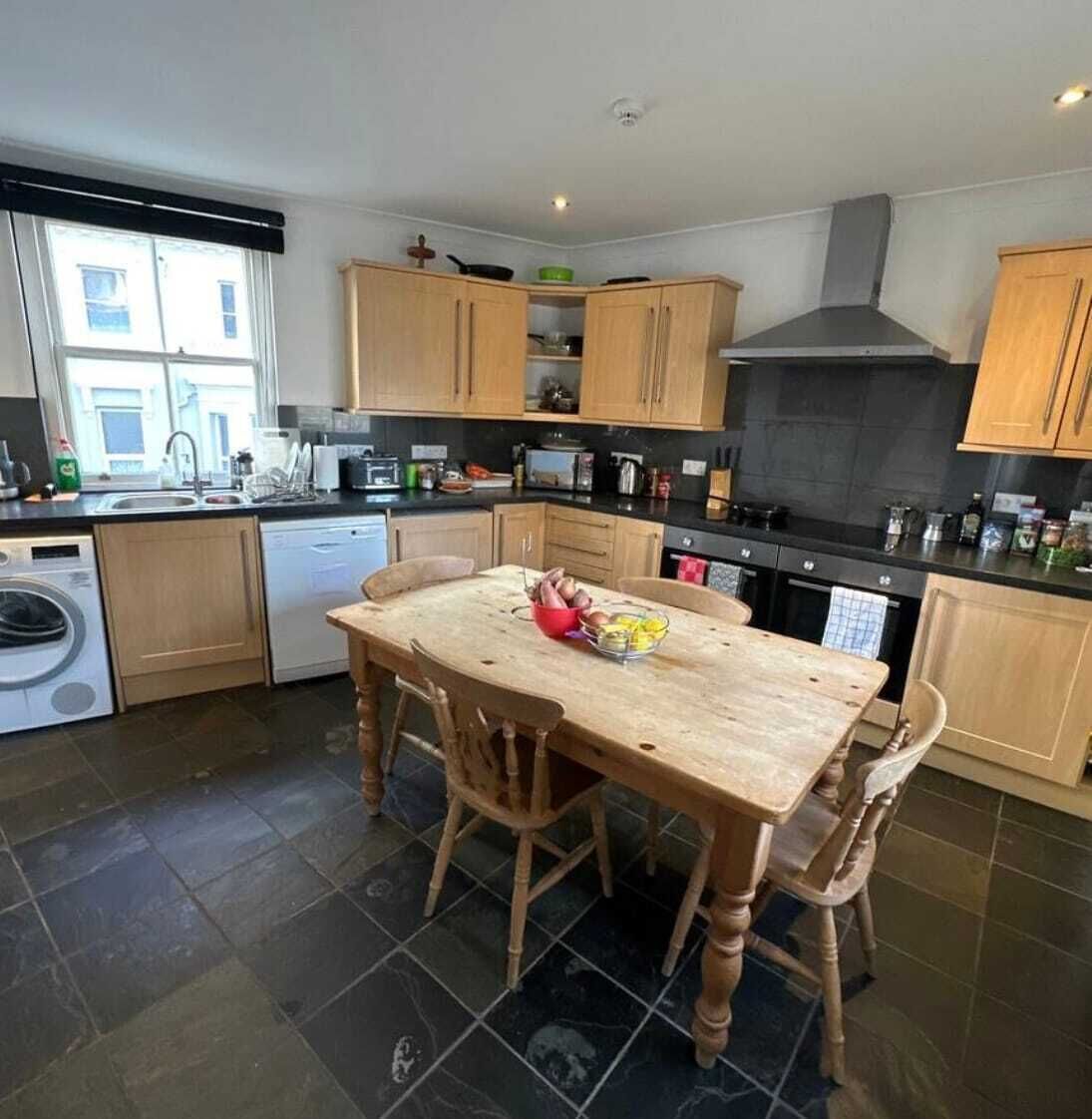 Großer Kühlschrank, Mikrowelle, Ofen, Herdplatte