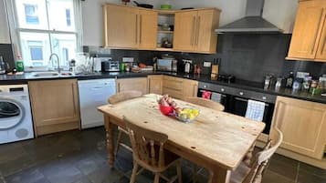 GroĂer KĂŒhlschrank, Mikrowelle, Ofen, Herdplatte