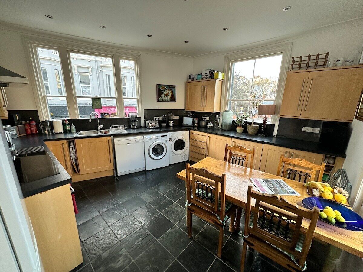 Full-size fridge, microwave, oven, stovetop