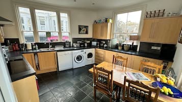 Full-size fridge, microwave, oven, stovetop