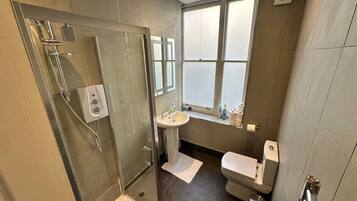 Luksusleilighet | Bad | Dusj, hårføner, håndklær og toalettpapir