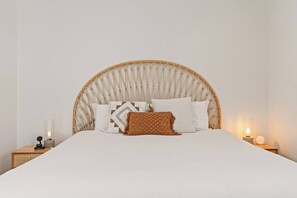 3 bedrooms, desk, iron/ironing board, WiFi - Elegant Family Home with Garden Oasis (Crows Nest)