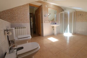 Hair dryer, bidet, towels, soap - Vrbo Property (Seseña)