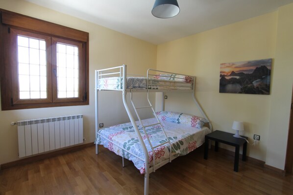 Iron/ironing board, travel cot, free WiFi, bed sheets - Vrbo Property (Seseña)