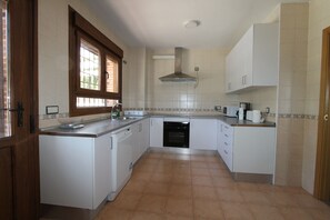 Fridge, microwave, oven, stovetop - Mirador del Valle. TuCasaTemporal (Seseña)