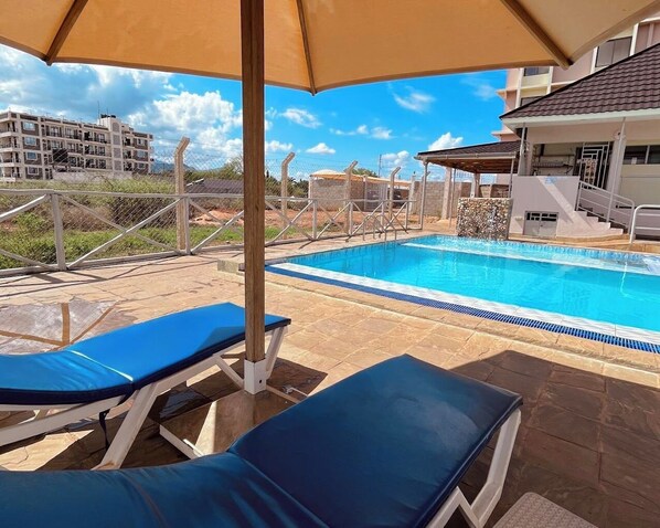 Una piscina al aire libre