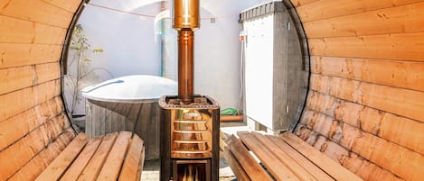 Una estufa de leña en una habitación circular con bancos de madera.