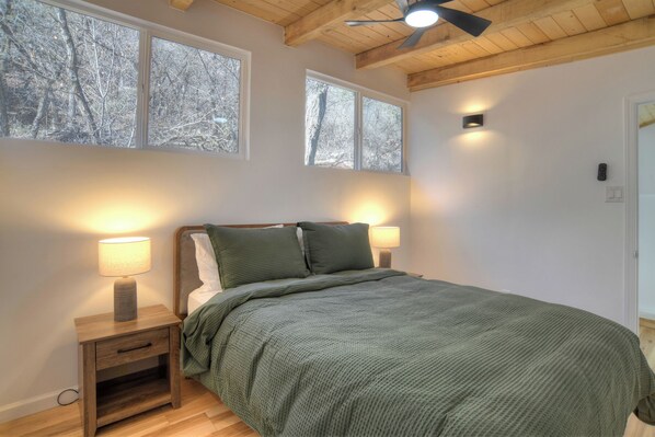 2 bedrooms, iron/ironing board, free WiFi, bed sheets - Brand New Fully Remodeled Cabin - 10 Minutes to DGO - AC/EV Charger (Durango)