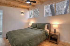 2 bedrooms, iron/ironing board, free WiFi, bed sheets - Brand New Fully Remodeled Cabin - 10 Minutes to DGO - AC/EV Charger (Durango)
