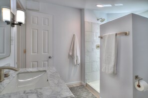 Shower, hair dryer, towels - Brand New Fully Remodeled Cabin - 10 Minutes to DGO - AC/EV Charger (Durango)