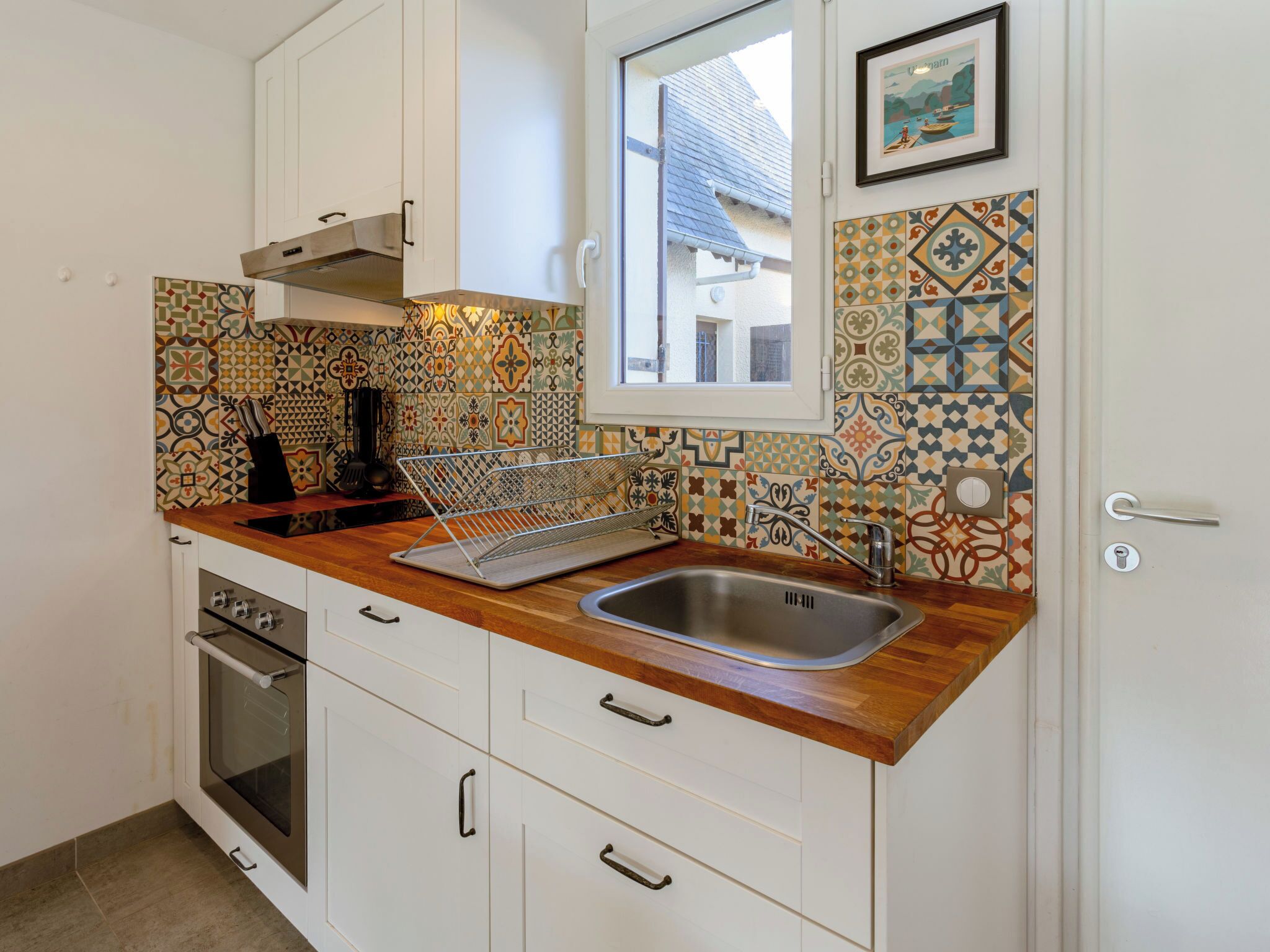 Refrigerador, microondas, horno y utensilios de cocina 