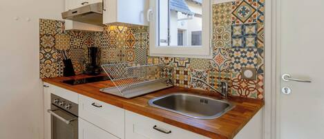 Réfrigérateur, four à micro-ondes, un four, vaisselle et ustensiles