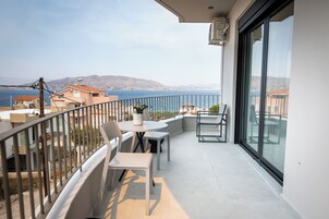 Poème 3 | Balcony