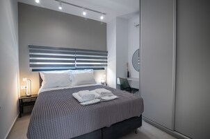 Poème 3 | Blackout drapes, soundproofing, iron/ironing board, travel crib