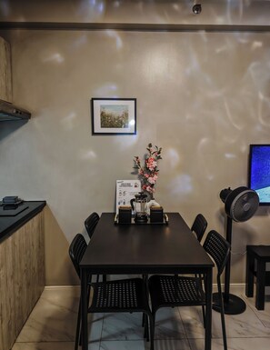Dining - Spacious 1BR w/ Sofa bed in Parañaque near Airport & MOA (Parañaque)