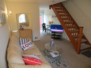 Televisión, reproductor de DVD y oficina 