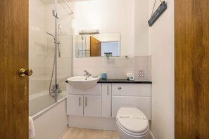 Shower, hair dryer, towels, shampoo - Sun Ahoy!  -  with Private Sunny Patio and Parking (Poole)