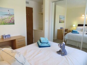 Tabla de planchar con plancha, wifi y ropa de cama 