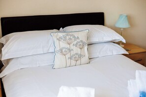 2 habitaciones, tabla de planchar con plancha, wifi y ropa de cama 