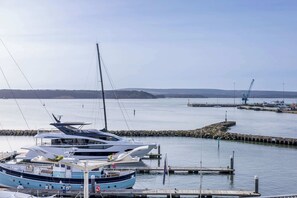 Un port de plaisance où plusieurs yachts sont amarrés à des quais en bois.